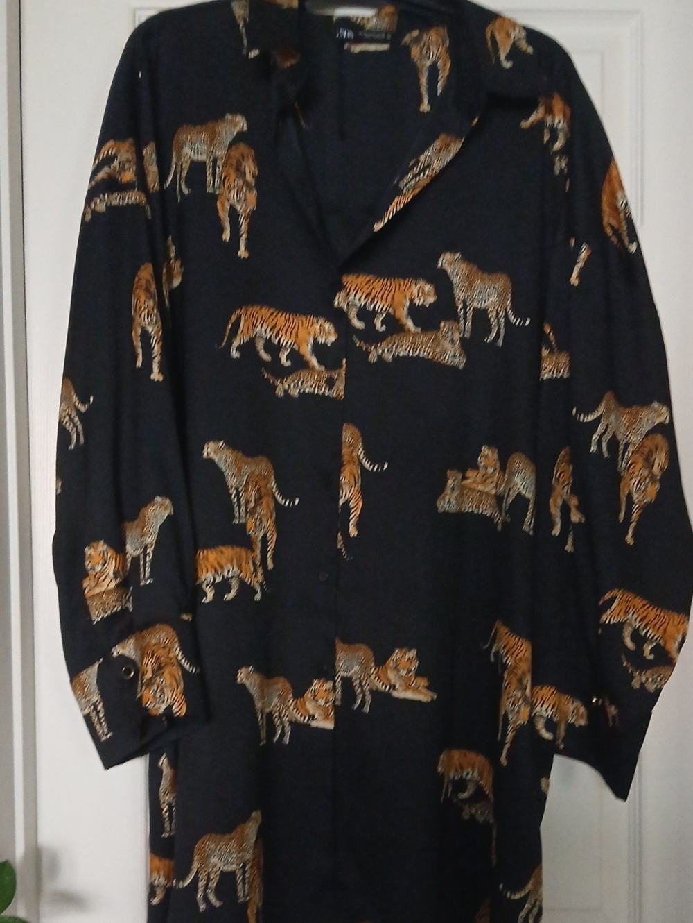 Woma 's Black Tiger Print Button-Up Shirt/Dress